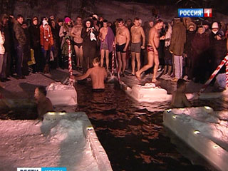 Moskva: Khoảng 100 nghìn người tắm hố băng trong dịp Lễ Hiển Linh