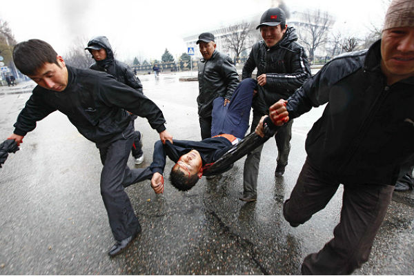 82 công nhân TQ và hơn 100 thanh niên Kirghizia choảng nhau vì một chiếc điện thoại di động