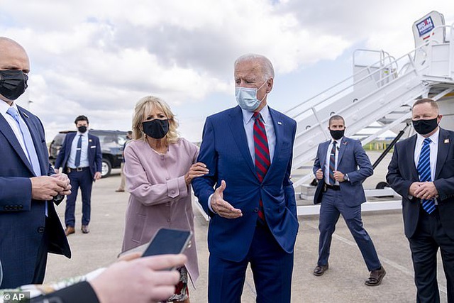Video vợ ông Biden chỉnh lại vị trí đứng cho chồng gây ''bão mạng''
