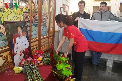 Xúc động kỷ niệm ngày sinh Chủ tịch Hồ Chí Minh tại Vladivostok (Nga)