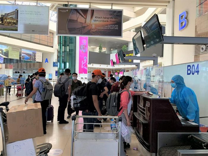 Chuyến bay tốc hành đưa gần 200 y bác sỹ Bệnh viện Bạch Mai vào TP.HCM chống dịch
