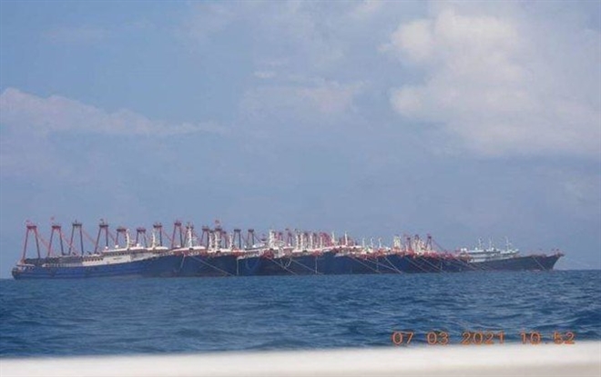 Hơn 200 tàu Trung Quốc neo đậu bất thường ở bãi đá ngầm trên Biển Đông