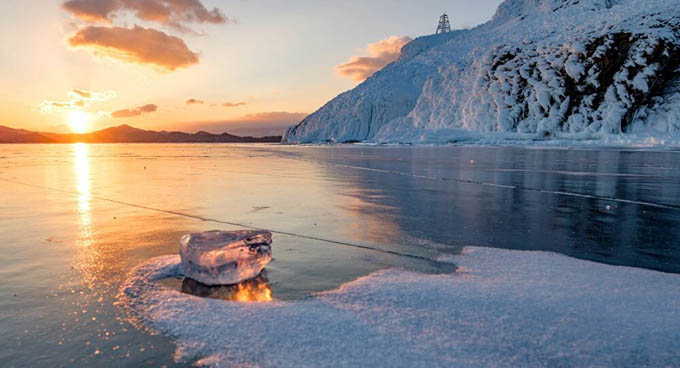 Video: Kỳ lạ những tảng đá nặng nổi trên mặt hồ Baikal