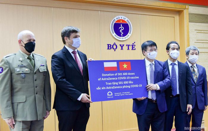 Việt Nam tiếp nhận 501.600 liều vaccine Astra Zeneca do Ba Lan tặng