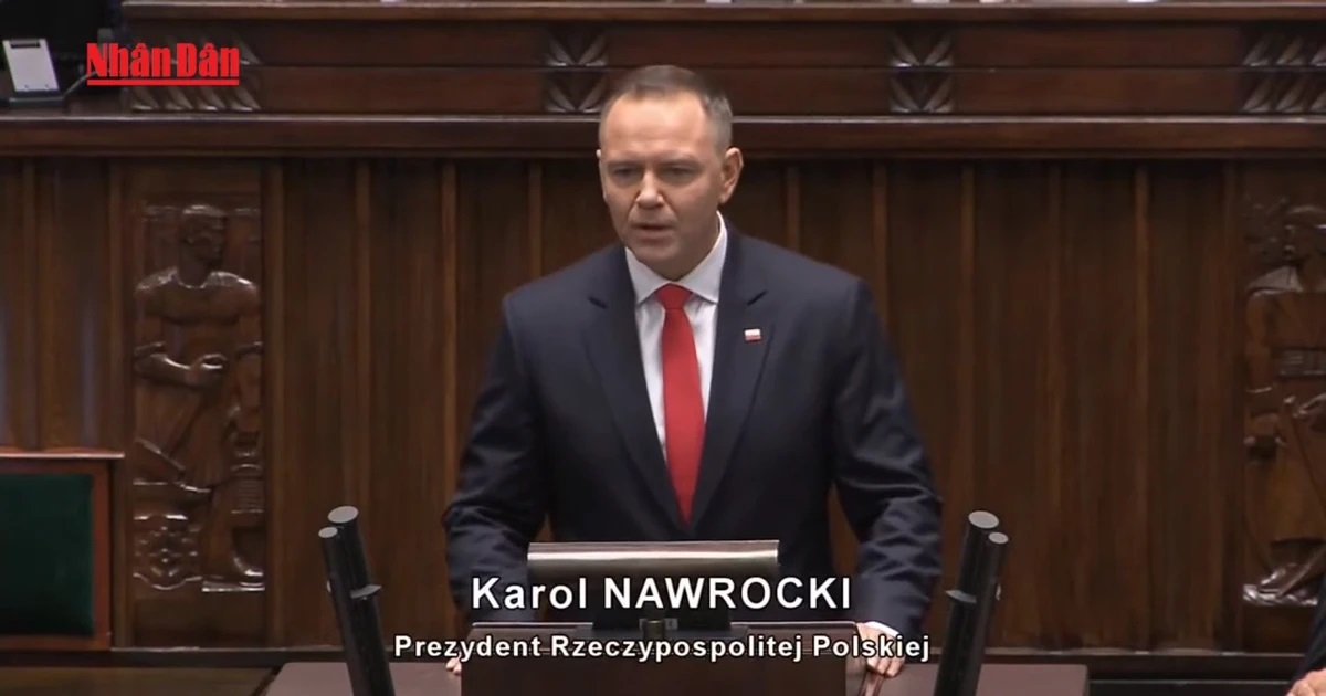 Tân Tổng thống Ba Lan nhậm chức, thách thức Chính phủ thân EU