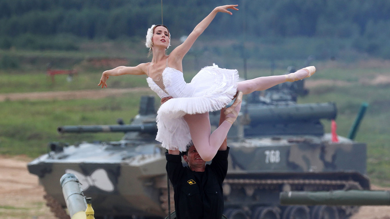 Màn nhãn màn múa ballet 'Hồ thiên nga' trên xe tăng ở Army Games