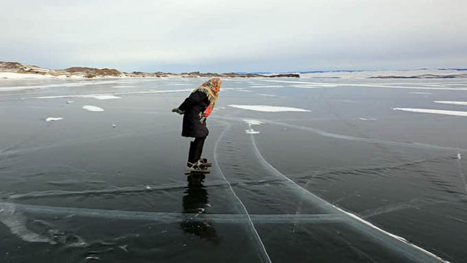Cụ bà 80 tuổi trượt băng điêu luyện trên mặt hồ Baikal