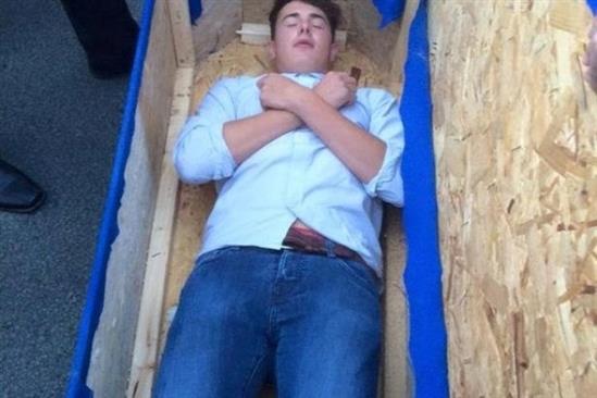 Bạn bè tổ chức “đám tang” cho anh chàng 