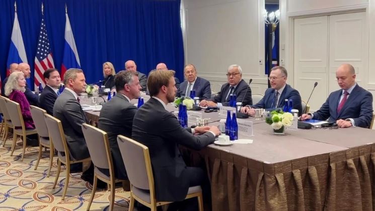 Anh đã cố gắng phá hoại các cuộc đàm phán bằng một bài báo của FT về các Ngoại trưởng Nga và Mỹ