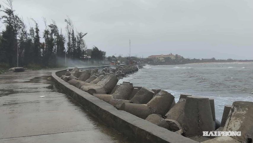 Áp thấp nhiệt đới gây gió mạnh ở Hải Phòng, Quảng Ninh, Ninh Bình và Hưng Yên