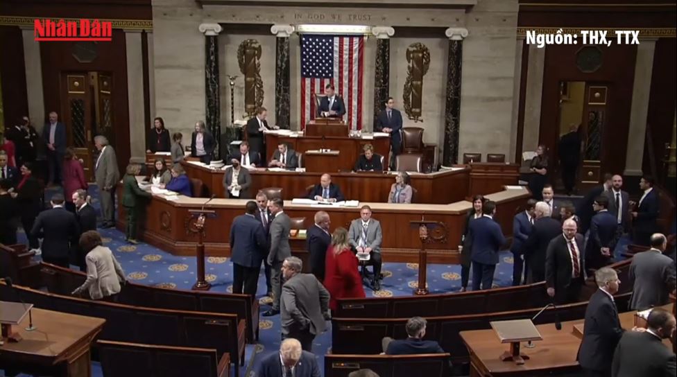 Chính phủ Mỹ hoạt động trở lại, nguy cơ tái diễn khủng hoảng vẫn còn