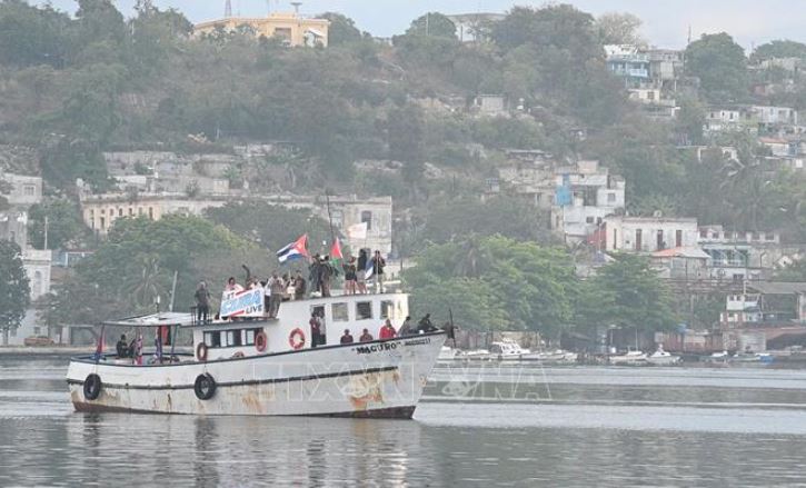 Hai tàu chở hàng viện trợ cập cảng Cuba sau khi mất liên lạc