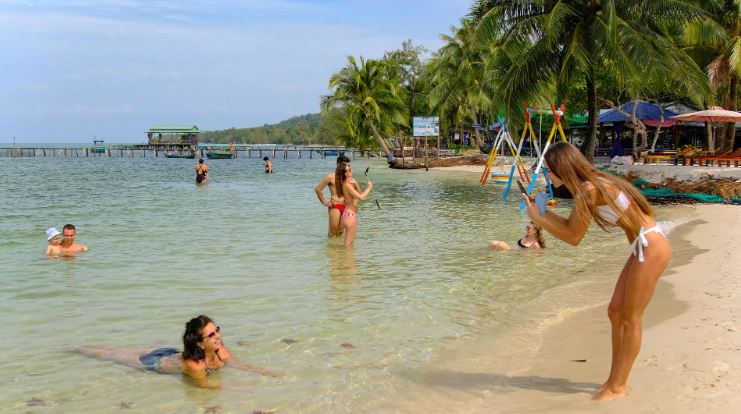 Vì sao dân Campuchia đổ sang Việt Nam?