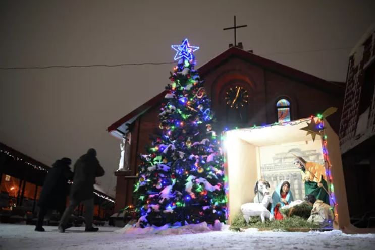 Ông già Noel trên trời và chú gấu mắc bẫy: Thế giới đón Giáng sinh như thế nào?