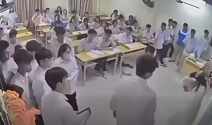 Hà Nội: Bắt giữ khẩn cấp nam sinh đánh cô giáo giữa lớp
