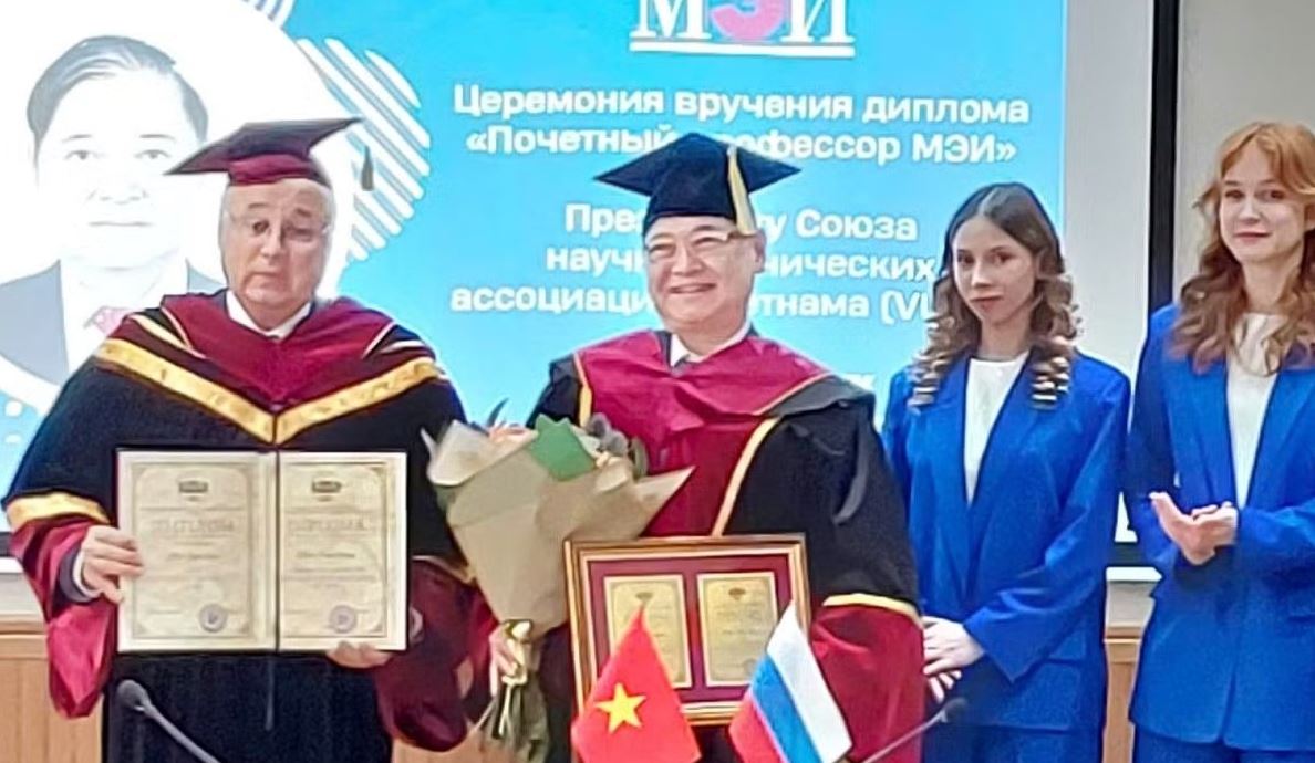 Chủ tịch VUSTA Phan Xuân Dũng nhận danh hiệu Giáo sư danh dự của đại học Nga