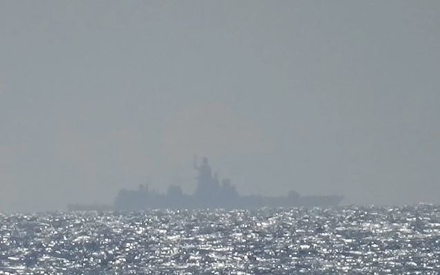 Nga điều tàu chiến hộ tống đội tàu nghi chở vũ khí đi qua eo biển Manche?