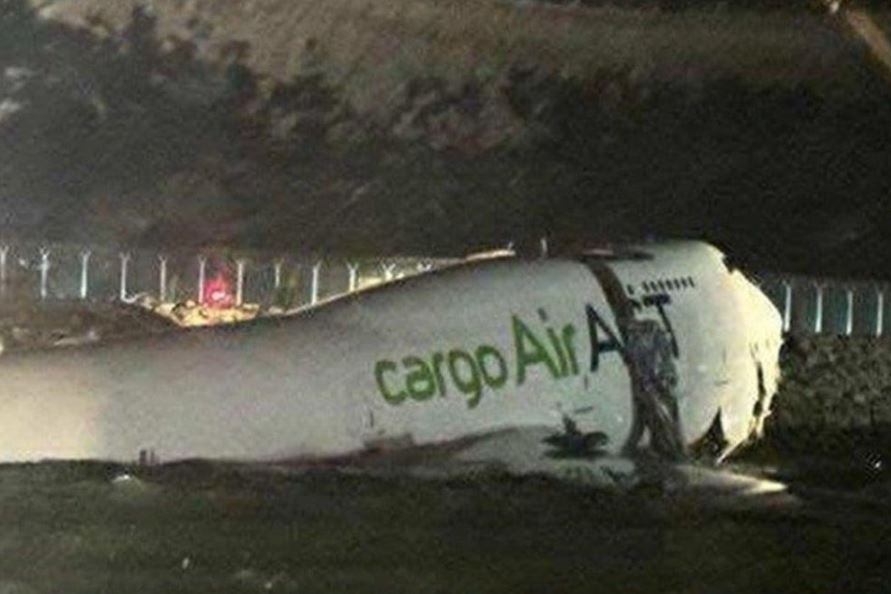 Máy bay trượt khỏi đường băng, lao ra biển ở Hong Kong