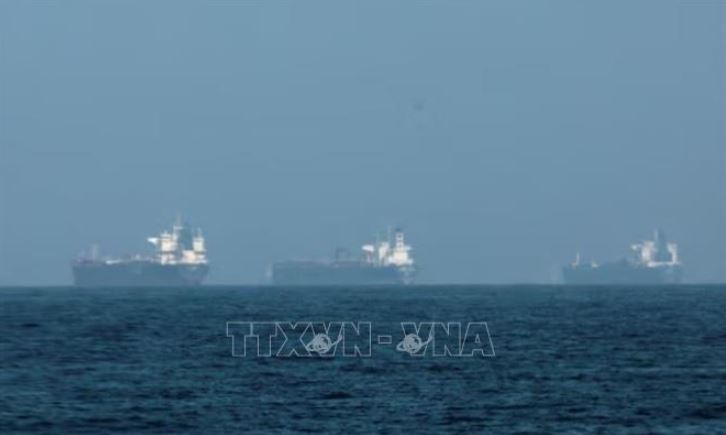 Eo biển Hormuz đón những tàu thương mại đầu tiên sau lệnh ngừng bắn, hàng trăm tàu vẫn chờ