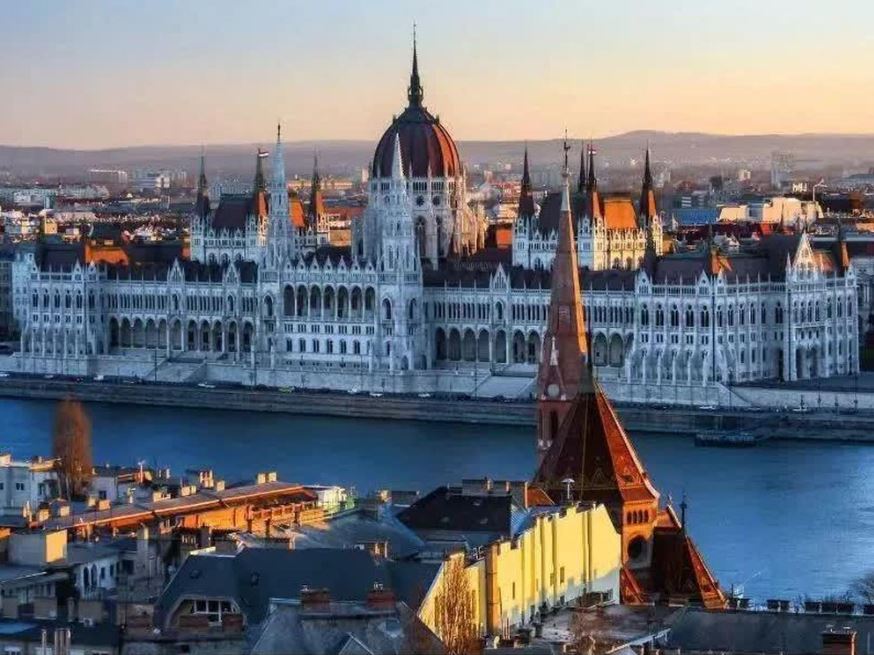 Cuộc đua nóng ở Hungary: ông Orban và đối thủ cùng phô sức mạnh chính trị