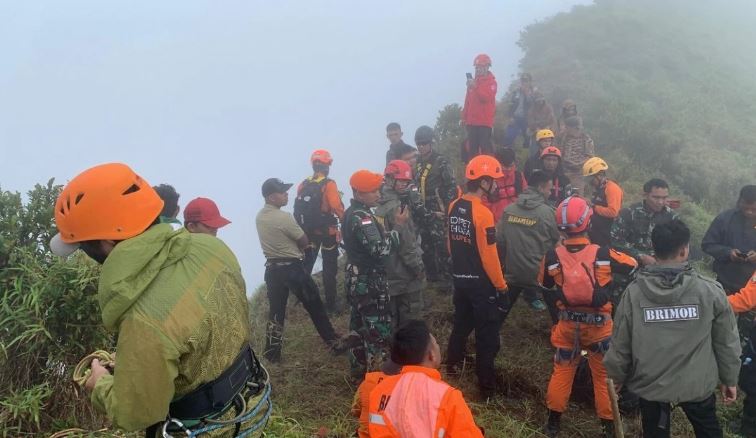 Rơi máy bay Indonesia: Tìm thấy nạn nhân đầu tiên, cứu hộ vô cùng khó khăn