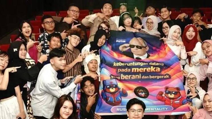 Blogger Indonesia trang trí nhà cửa bằng áp phích in phát ngôn của Tổng thống Vladimir Putin