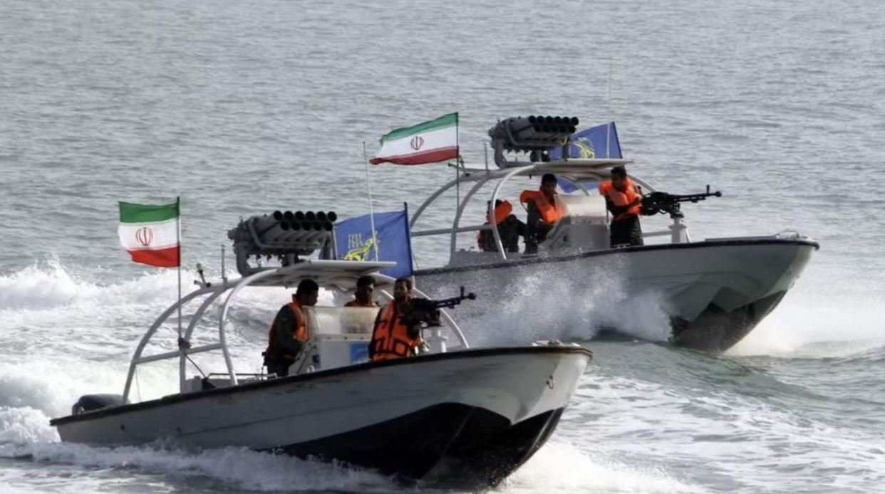 'Hạm đội muỗi' giúp Iran khóa chặt eo biển Hormuz
