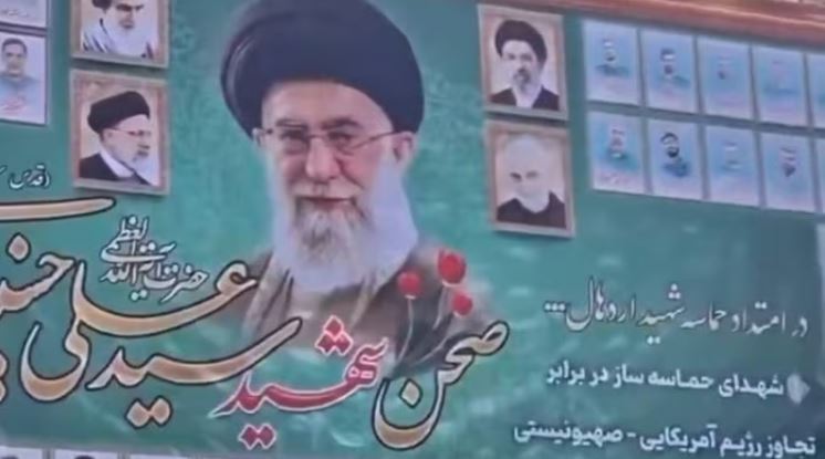 Đồn đoán quanh bức họa Lãnh tụ tối cao Iran Mojtaba được vẽ chung các nhân vật đã qua đời