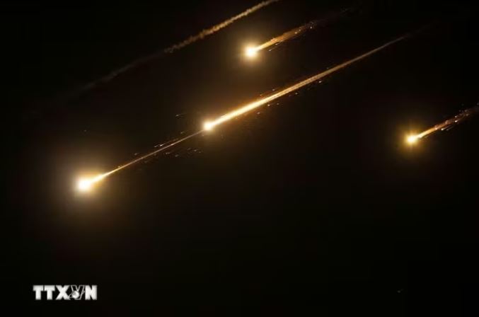 Iran tung đòn tấn công đầu tiên sau lệnh ngừng bắn, Israel đáp trả mạnh mẽ