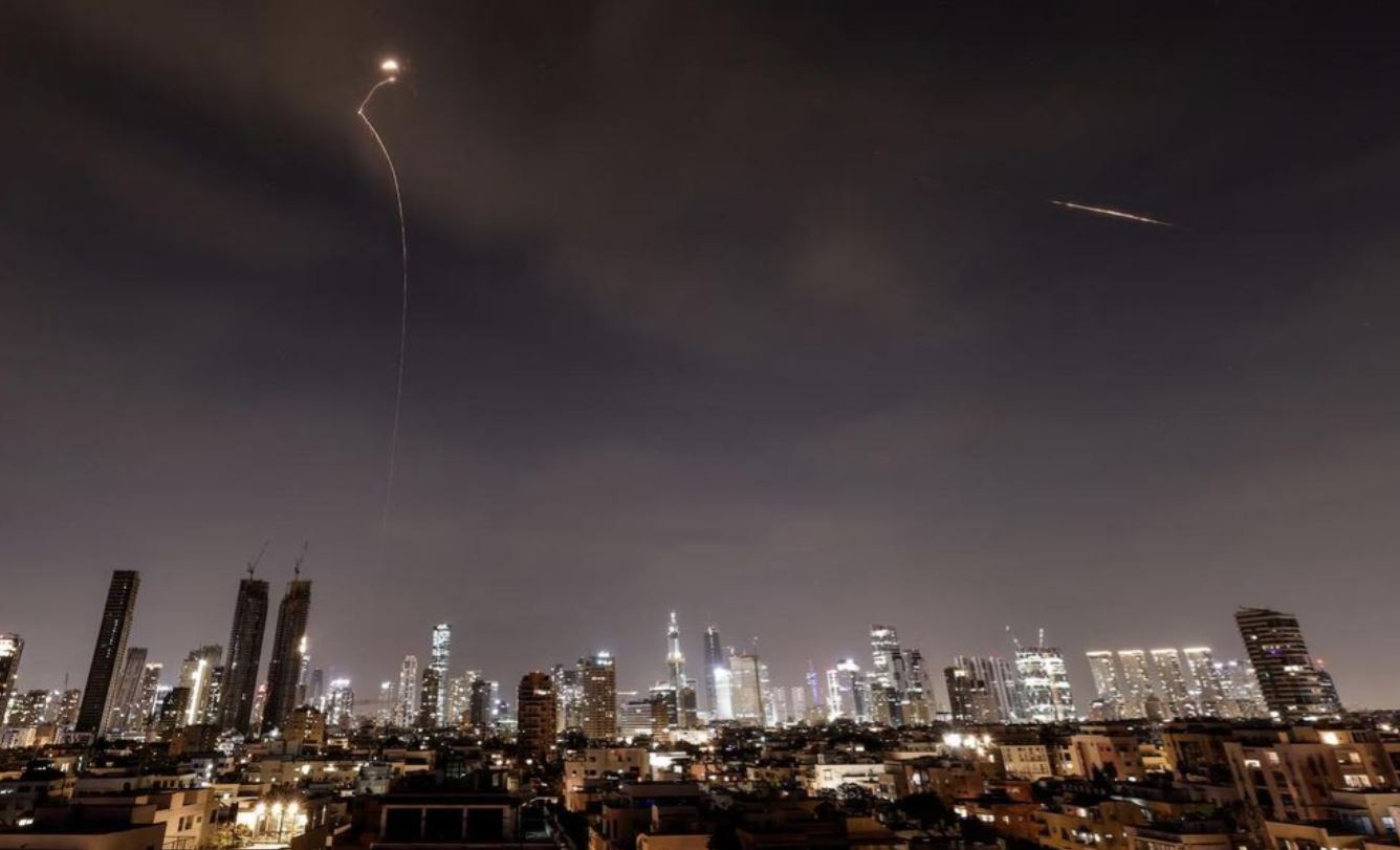 Iran phóng loạt tên lửa vào Israel, tuyên bố thông tin đàm phán với Mỹ là 'tin giả'