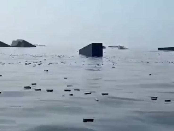 Ngư dân đổ ra eo biển Hormuz 'săn' iPhone