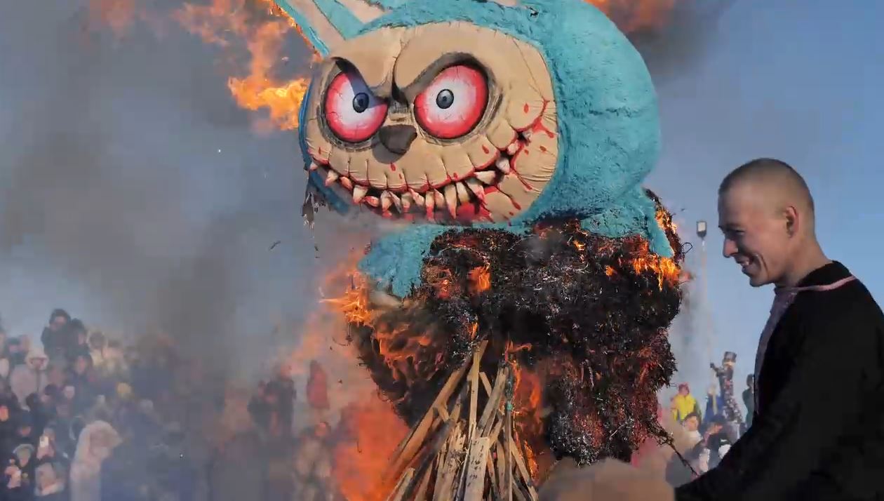 Đằng sau việc thiêu rụi hình nộm khổng lồ lấy cảm hứng từ Labubu tại lễ hội mùa xuân ở Nga
