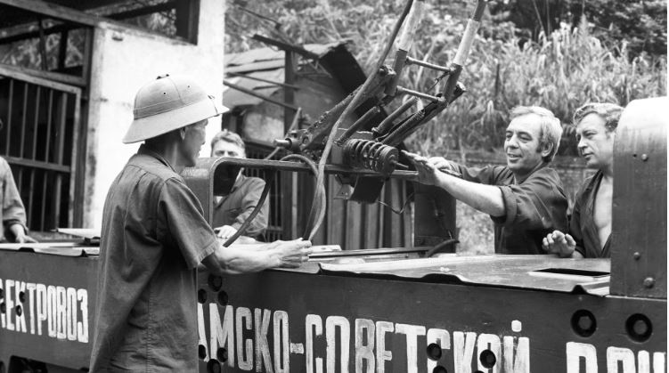 Quốc tịch – Liên Xô, nơi làm việc – Việt Nam
