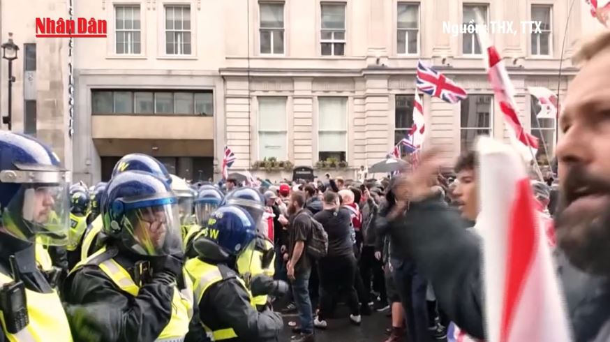 Bạo lực bùng phát trong cuộc biểu tình chống nhập cư lớn tại Anh