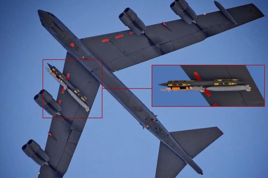 'Pháo đài bay' B-52 mang tên lửa hành trình mới xuất hiện trên bầu trời California