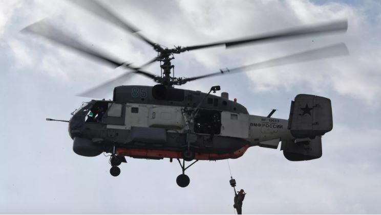 Các tàu hộ tống và trực thăng Nga tiến hành diễn tập bắn đạn thật ở Biển Đông