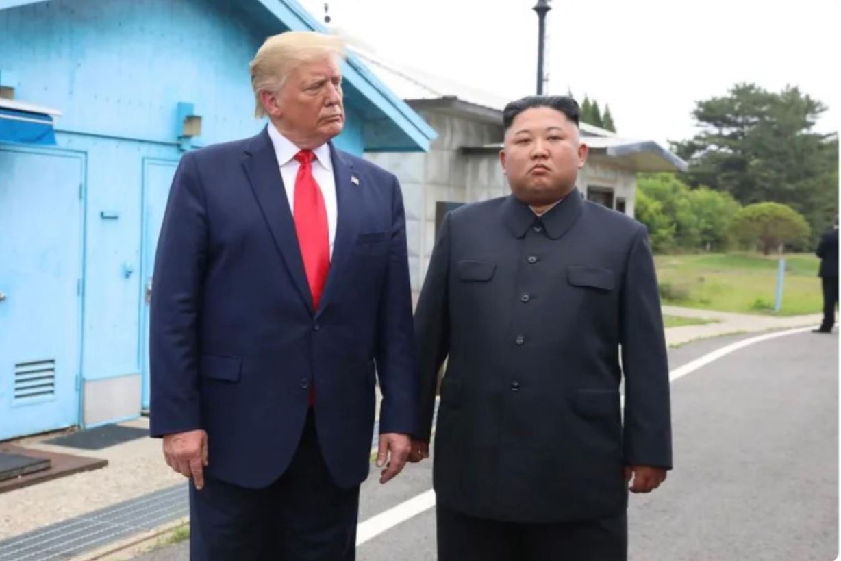 Ông Trump bất ngờ đăng ảnh chụp chung với ông Kim Jong Un