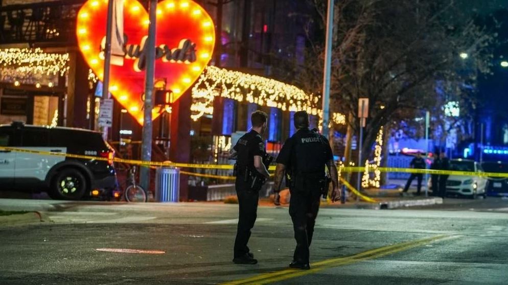 Nghi phạm mặc áo in cờ Iran xả súng vào quán bar Mỹ