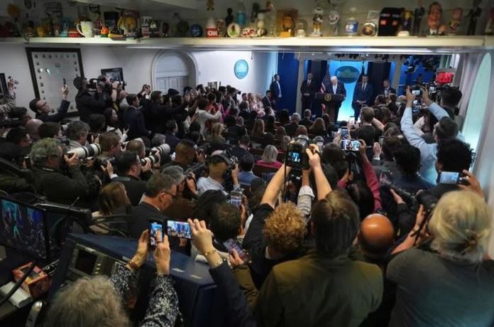 Ông Donald Trump thông báo 'tạm ngưng ném bom', Iran tuyên bố 'chiến thắng'