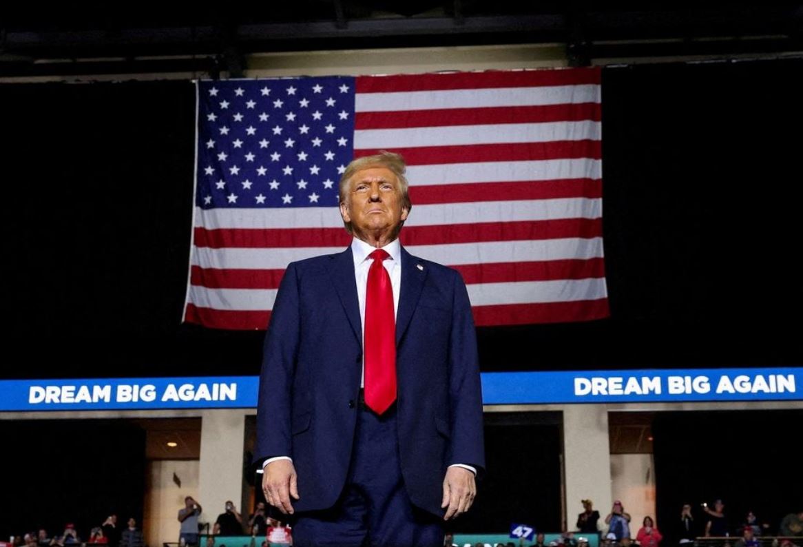 Ông Trump đánh thuế, người Mỹ phải trả