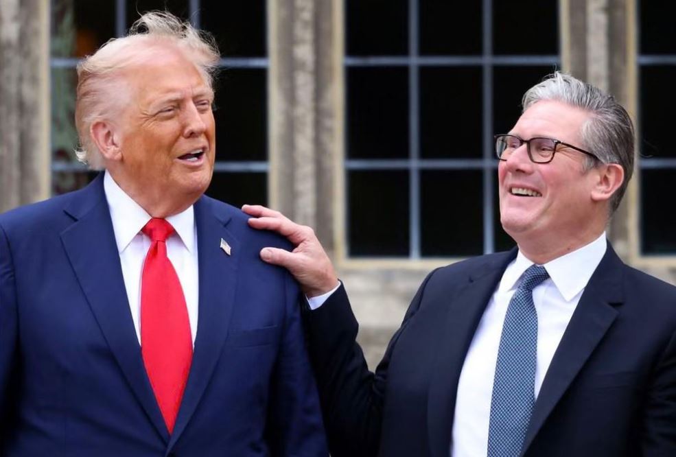 Thủ tướng Anh trả tiền để giữ lại quà tặng của ông Trump