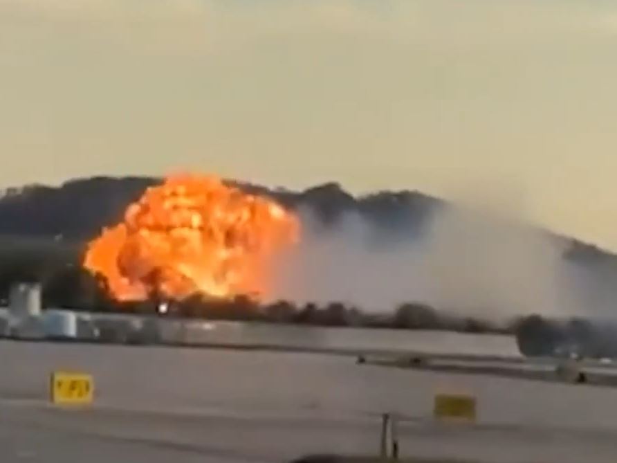 Máy bay phát nổ thành quả cầu lửa khổng lồ, ít nhất 14 người thương vong