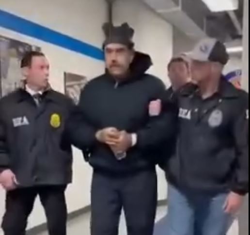 Hình ảnh Tổng thống Maduro bị áp giải, nói 'chúc mừng năm mới' từ nơi giam giữ