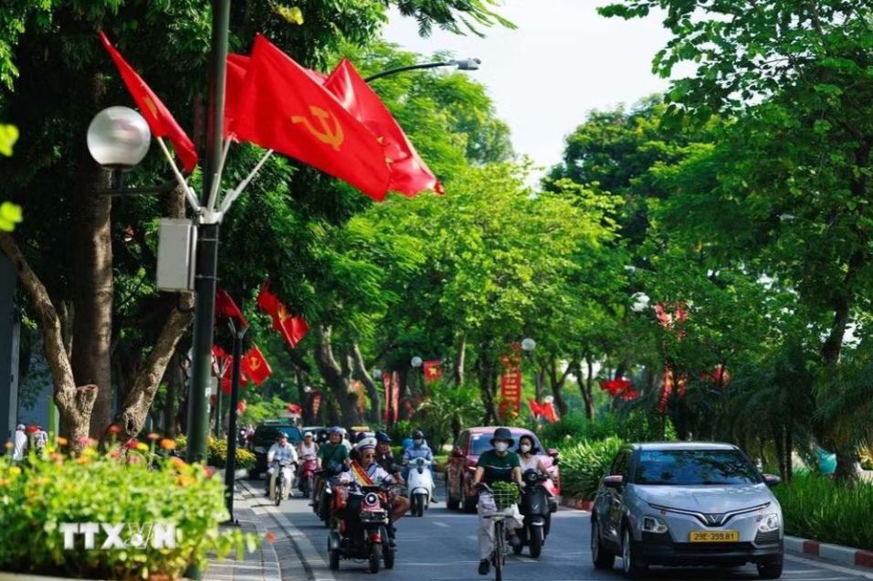Hà Nội những ngày Thu rợp bóng cờ Tổ Quốc