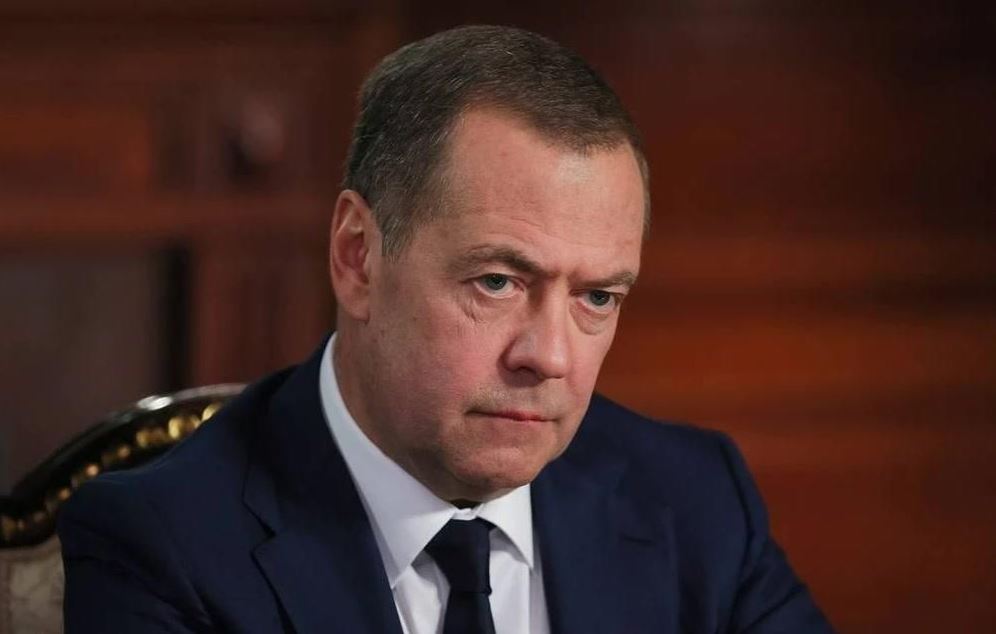 Ông Medvedev cảnh báo tấn công hạt nhân vào Anh và Pháp, nếu...