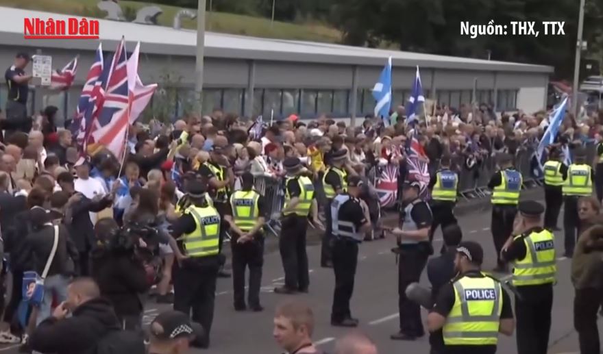 Biểu tình bùng phát, chính phủ Anh đẩy mạnh trục xuất người di cư