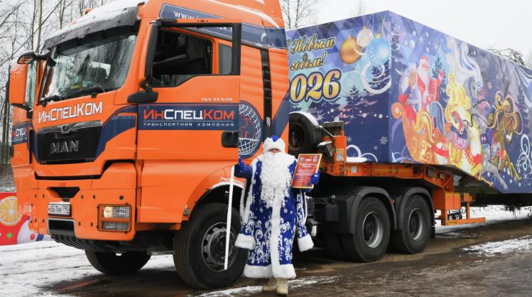 Cây thông Noel chính của cả nước Nga đã được đưa tới Điện Kremlin