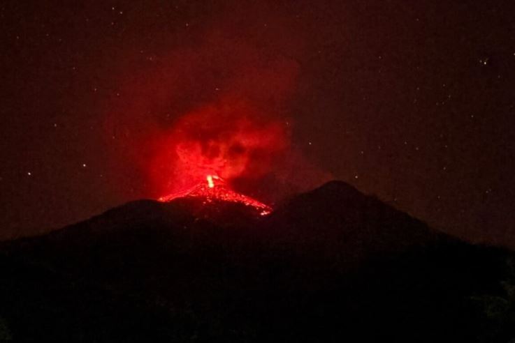 Núi lửa Karangetang ở Indonesia phun trào trở lại