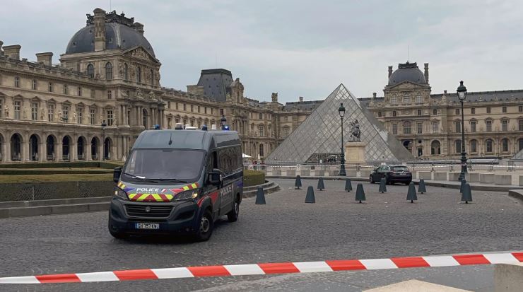 Truyền thông đưa tin những món trang sức bị đánh cắp từ bảo tàng Louvre đã được rao bán qua darknet