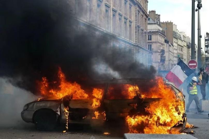 Paris hỗn loạn vì biểu tình giá sinh hoạt, đám đông đeo mặt nạ vét sạch cửa hàng